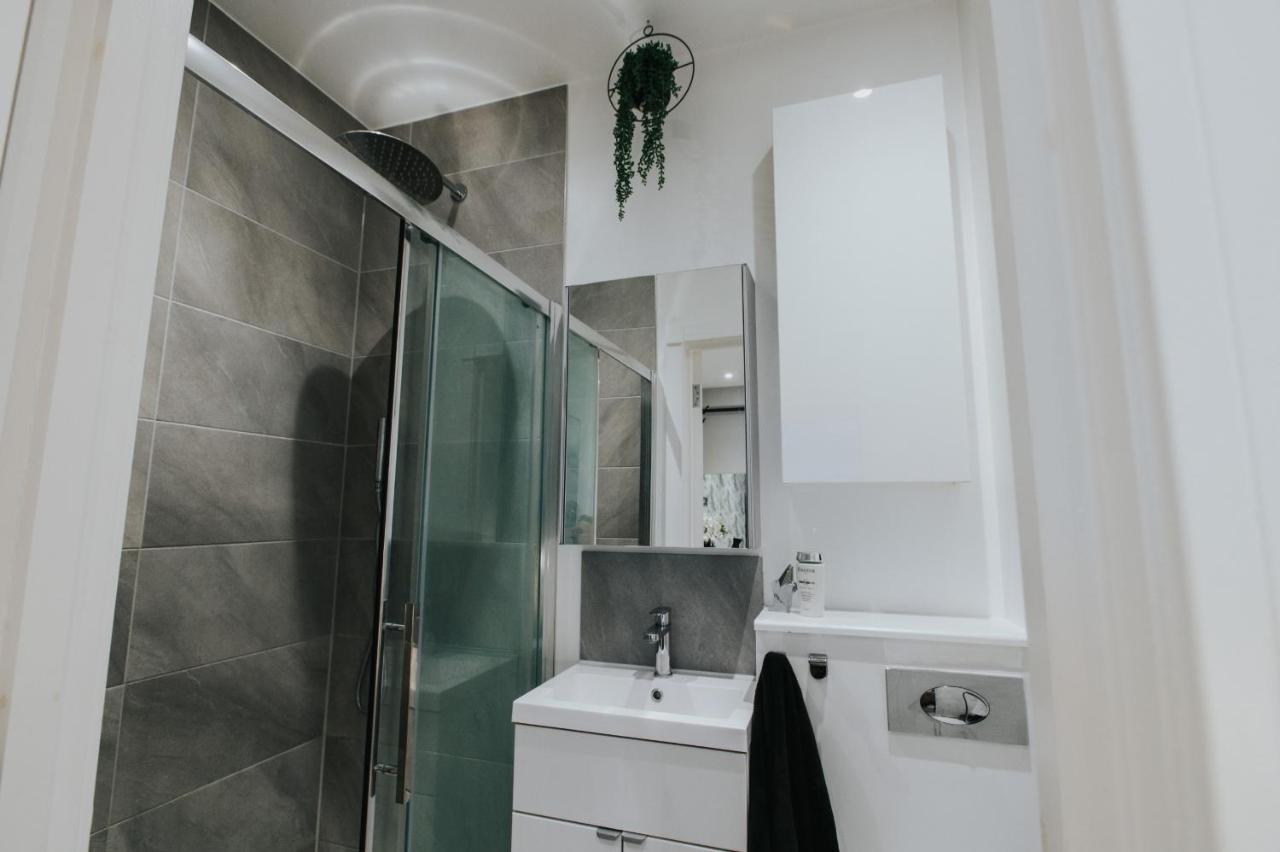 Circa17- Entire Apt, Free Parking, Gym, City Central & Free Netflix Bracknell Exterior photo